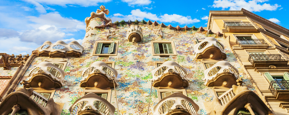 En Runaway Experiences te invitamos a descubrir con nosotros las obras de Gaudí en Barcelona que no te puedes perder.