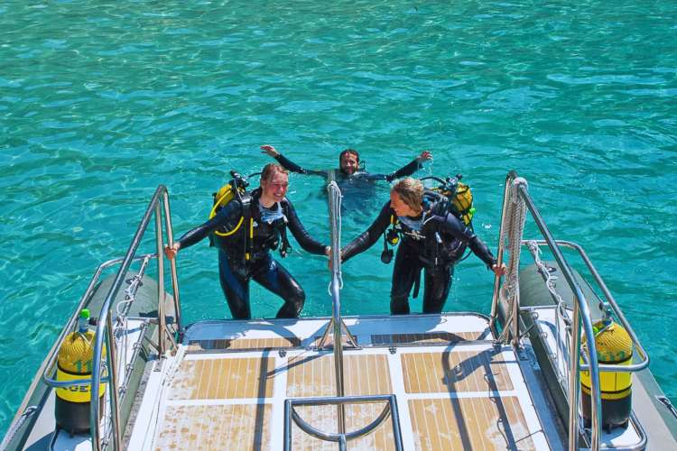 Group-enjoying-diving-Mallorca