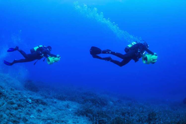 Divers-discovering-the-underwater-depths-Mallorca