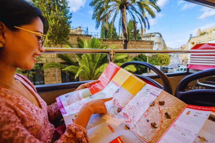 Woman-with-tourist-bus-map-Mallorca