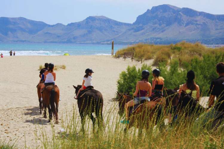 Horseback-riding-on-the-beach-Mallorca