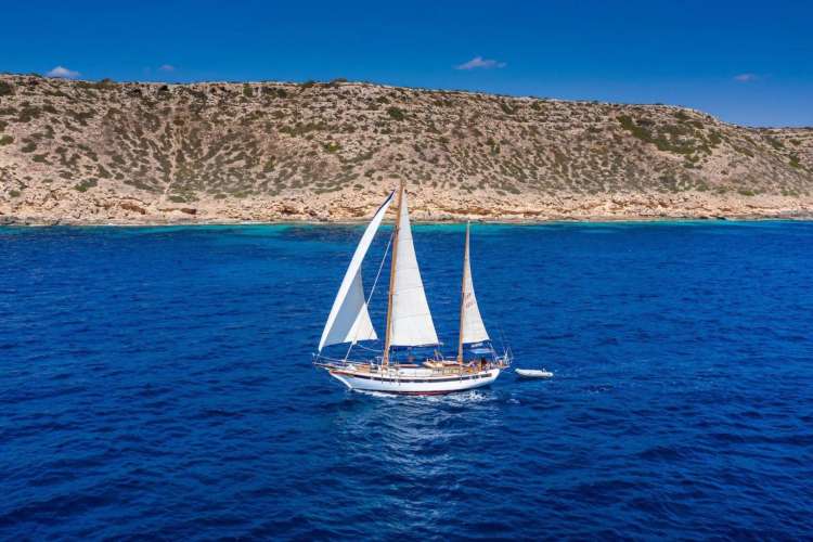 Panoramablick-auf-das-Segelboot-Pol-charter-Mallorca