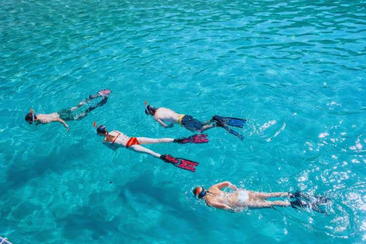 Grupo-practicando-snorkel-Mallorca