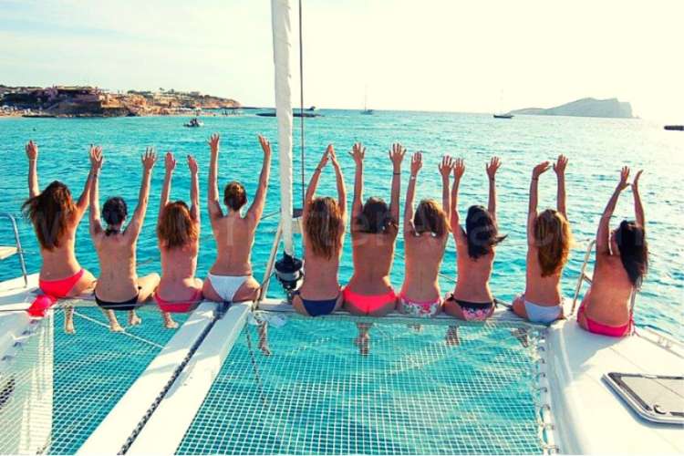 Chicas-en-la-red-de-un-catamaran-Ibiza