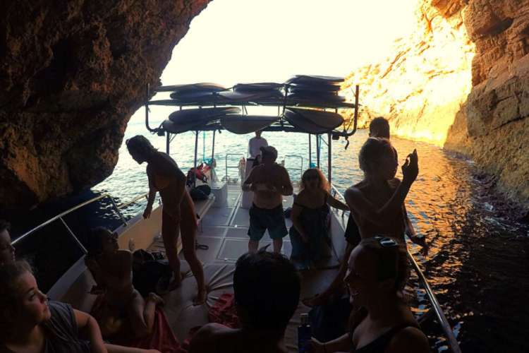 Grupo-amigos-en-barco-Ibiza