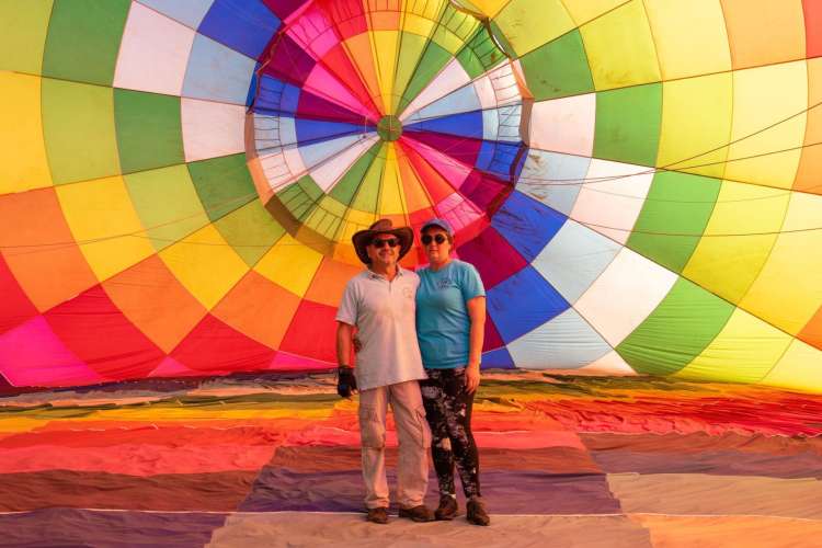 couple-preparing-aerostatic-balloon-Ibiza