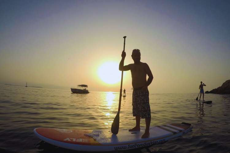 Mann-paddelt-beim-Surfen-auf-Ibiza
