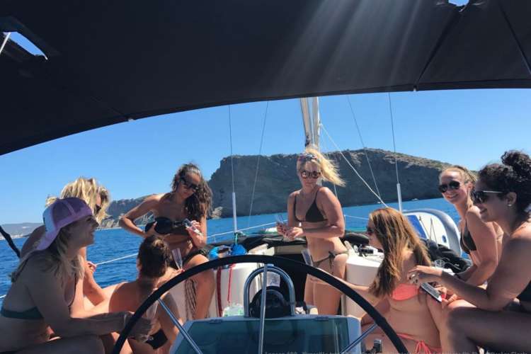 Mädchen-Segeln-in-Ibiza
