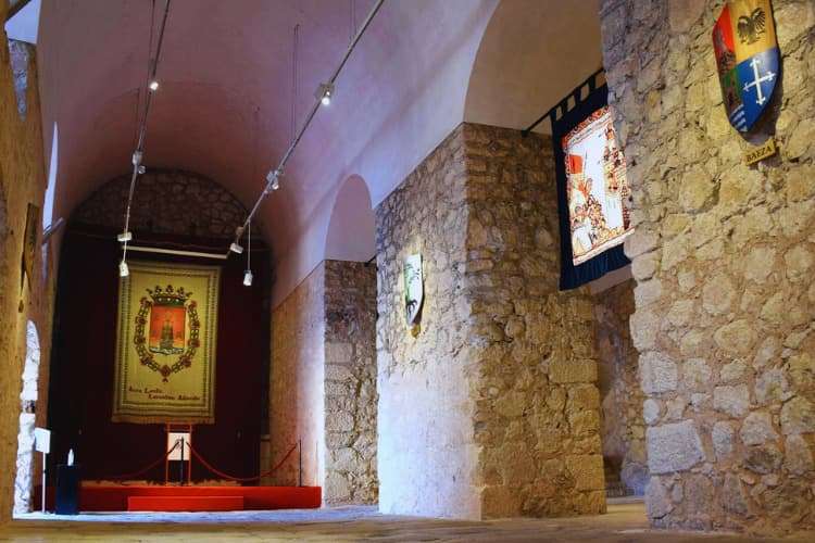 Innenraum-Schloss-Santa-Barbara-Alicante