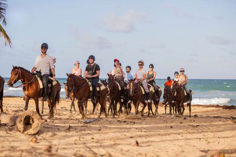 Gruppen-Reiten-um-den-Strand-Punta-Cana