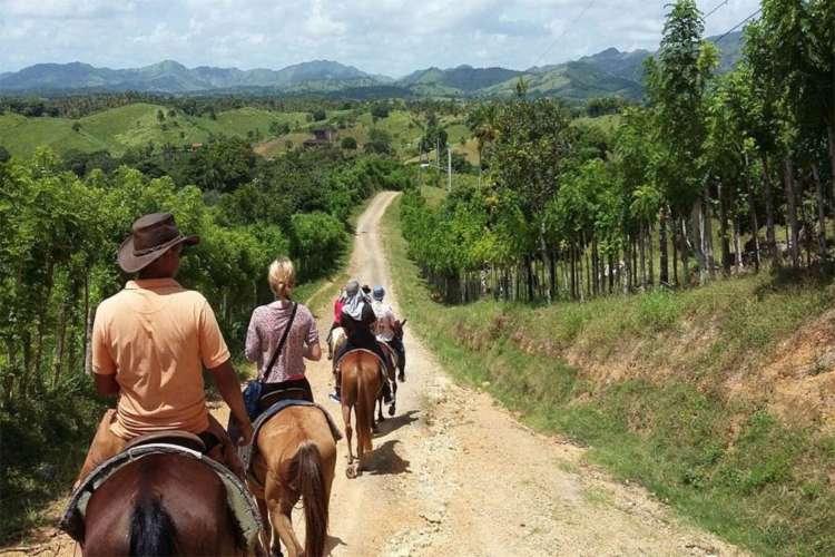 group-on-horseback-in-the-mountains-Punta-Cana
