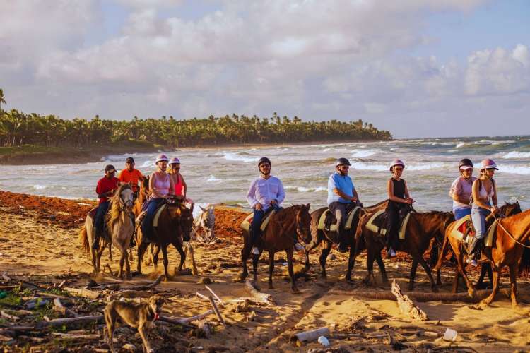 Gruppe-auf-dem-Pferderücken-durch-den-Sand-Punta-Cana