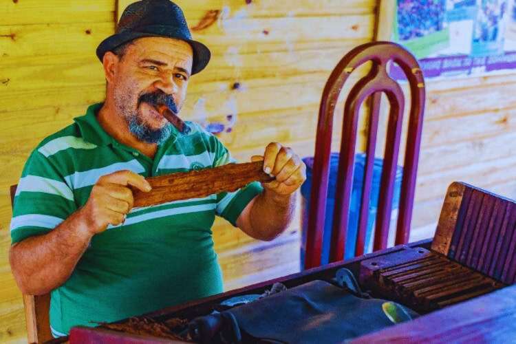 Man-wrapping-cigars-Punta-Cana