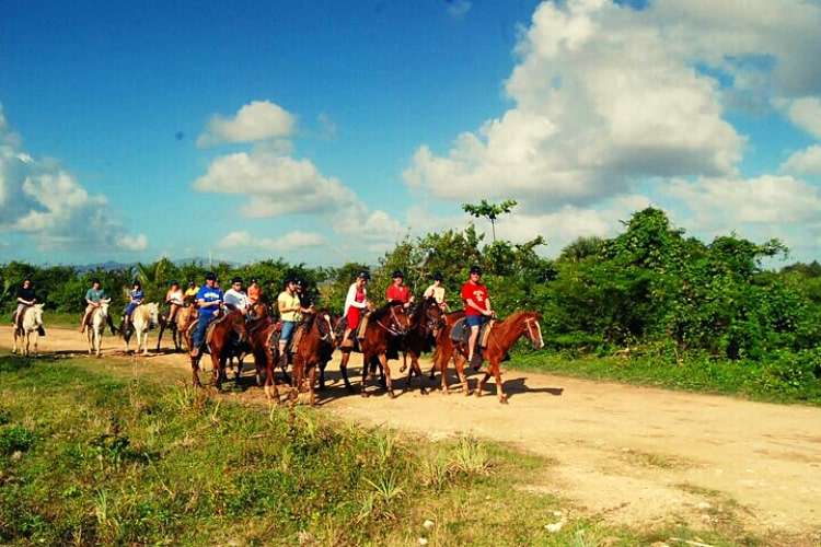Grupo-paseando-a-caballo-Punta-Cana