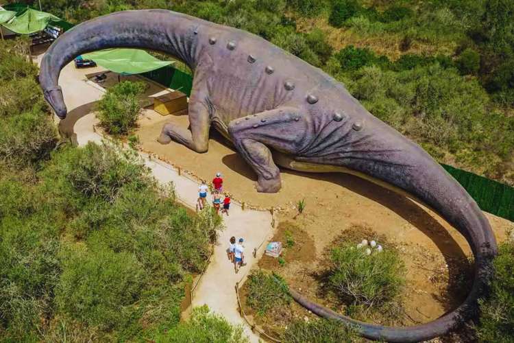 Lebensgroßer-Dinosaurier-Mallorca