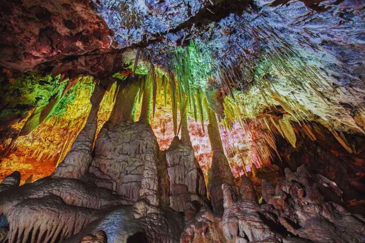 Stalactites-and-stalagmites-caves-Mallorca