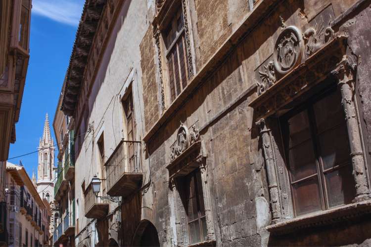 Stories-in-the-center-of-Palma