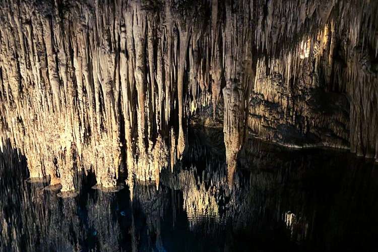 Estalactitas-y-estalagmitas-cuevas-Arta-Mallorca