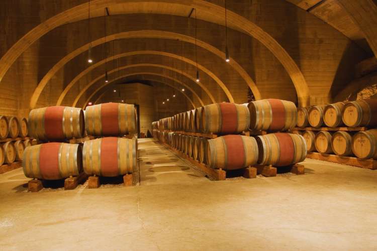 Mittelalterlicher-unterirdischer-Weinkeller-Madrid