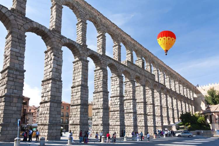 Visit-Segovia-in-a-hot-air-balloon