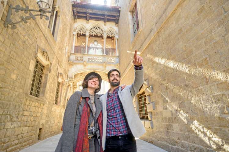 guided-visit-couple-Barcelona