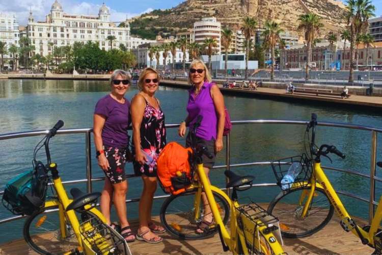Mädchen-Fahrrad-Pfeiler-Alicante