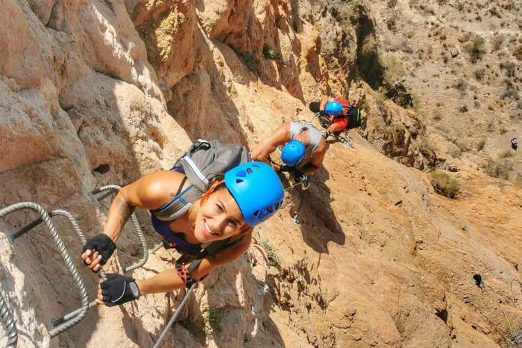 Mädchen-klettern-auf-dem-Klettersteig-von-redovan