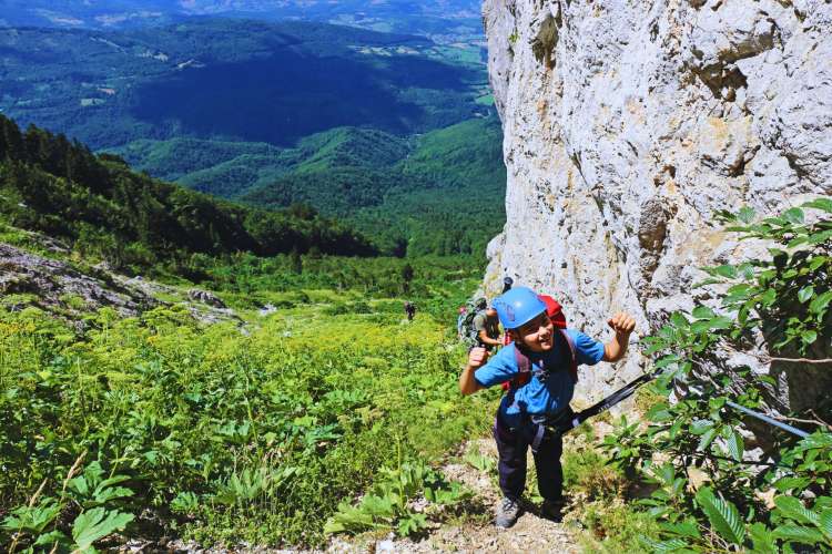 Kind-klettert-auf-einem-Klettersteig-in-Callosa-de-Segura