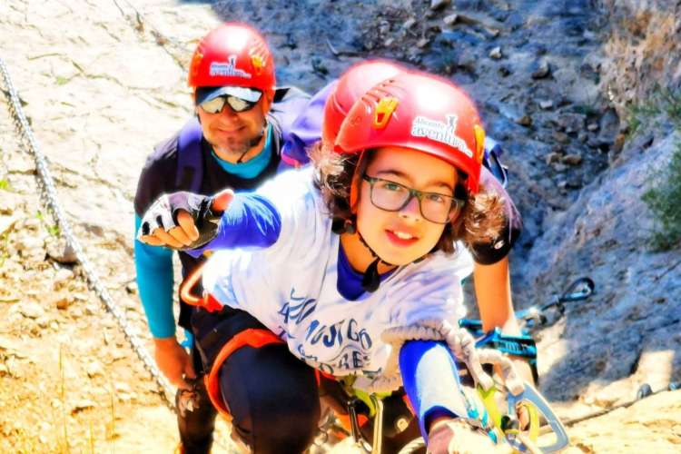 Mädchen-klettert-über-den-Klettersteig-de-callosa-de-segura