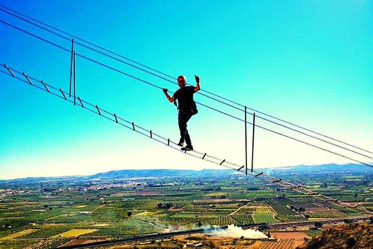 Hombre-cruzando-puente-de-cadenas-Alicante