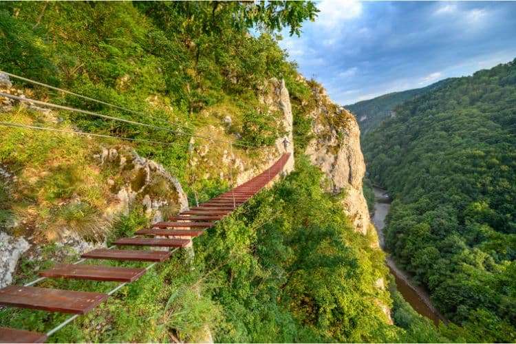Puente-tibetano-de-tablones-via-ferrata