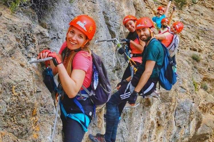 Grupo-cruzando-via-ferrata-de-callosa-de-segura