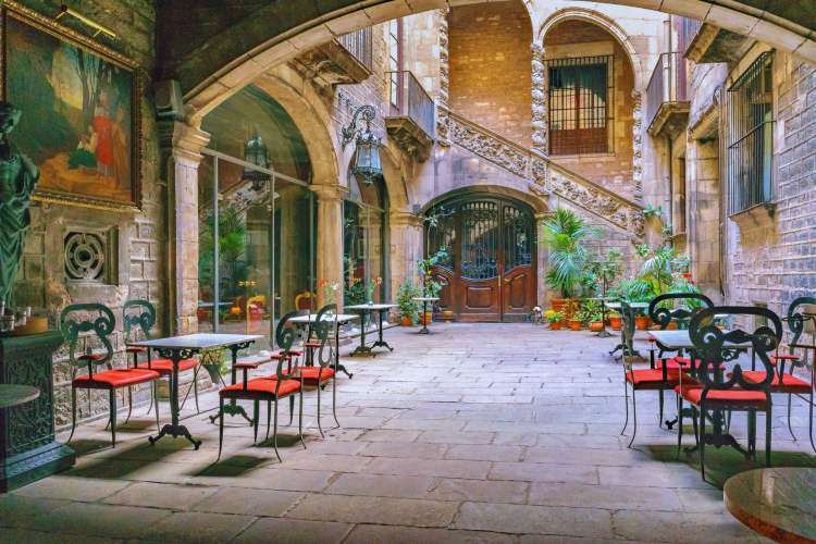 Gothic-courtyard-of-Barcelona