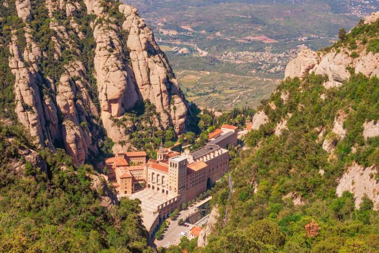 Panoramablick-auf-das-Kloster-Montserrat