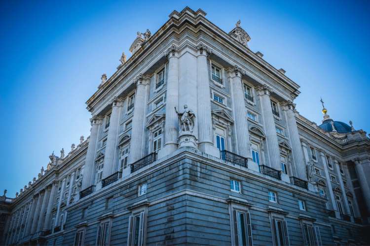 Fassade-des-Königspalastes-von-Madrid