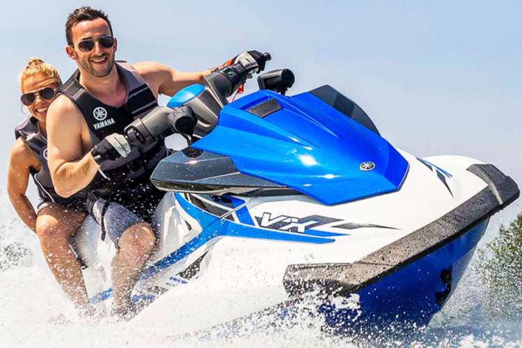 Pareja-divirtiéndose-en-moto-acuática-Ibiza