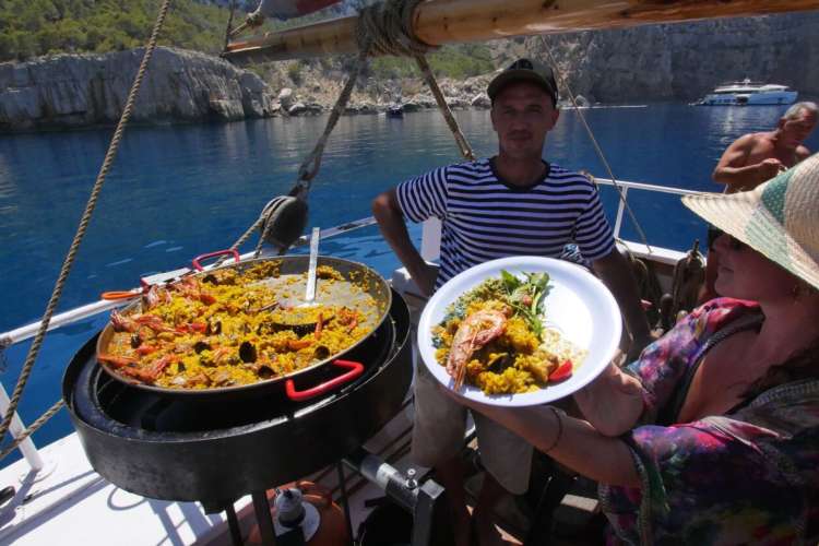 Tapeo-on-classic-boat-Ibiza