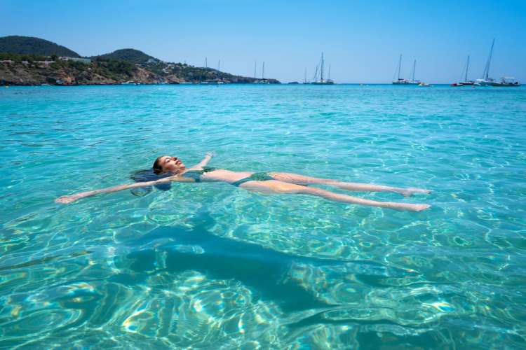 Entspanntes-Mädchen-auf-Katamaran-Ibiza