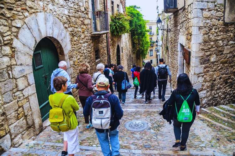 Tourists-in-Girona