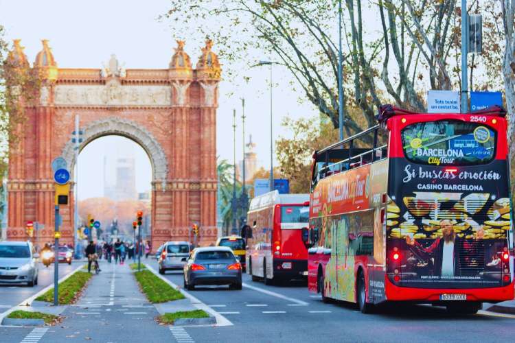 Autobús-en-el-arco-de-triunfo-Barcelona