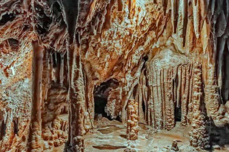 Das-Innere-der-Grotten-von-Genua