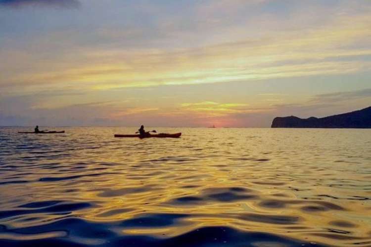 Dos-kayak-puesta-de-sol