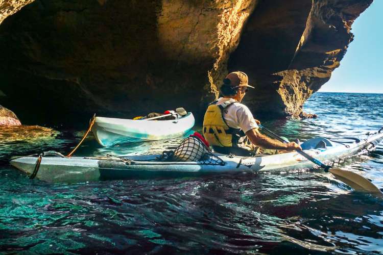 Chicos-en-kayak-Menorca