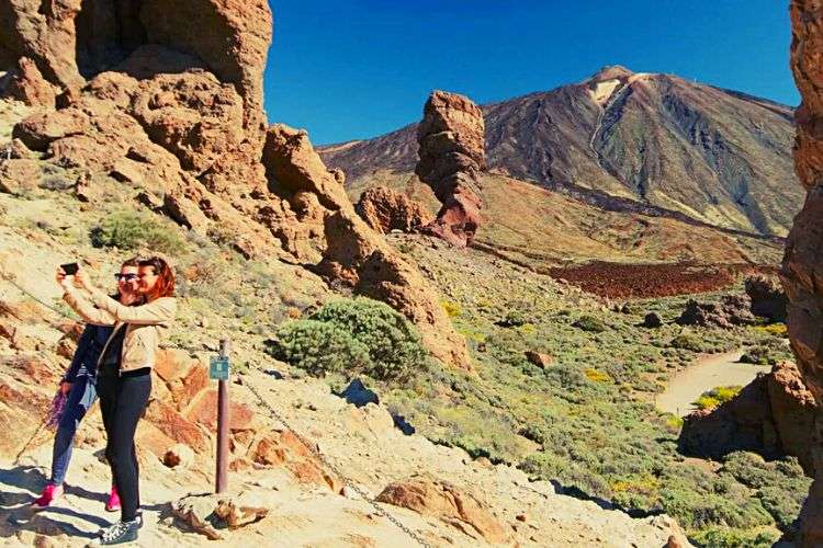Girls-in-the-Teide-National-Park