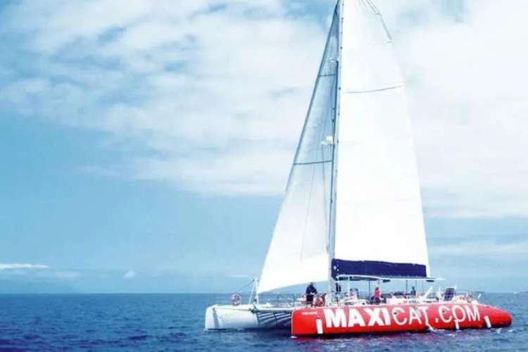 Maxicat-Katamaran-in-den-Gewässern-von-Teneriffa