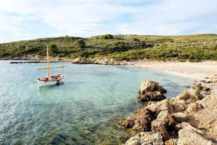 Llaut-am-Strand-Menorca