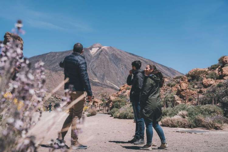 Couple-and-guide-in-the-Teide-National-Park