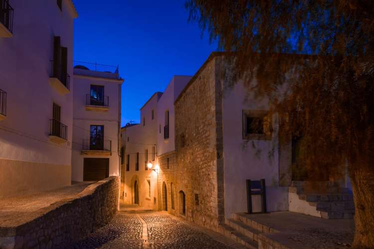 Stroll-through-the-old-town-of-Ibiza