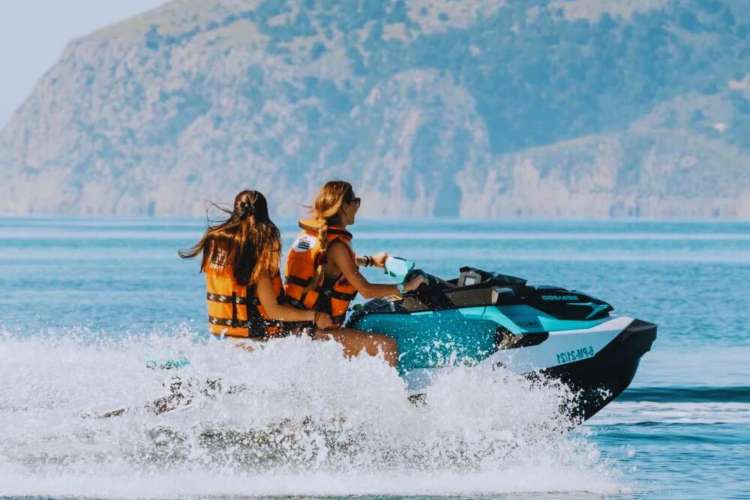 Chicas-en-moto-de-agua-Mallorca