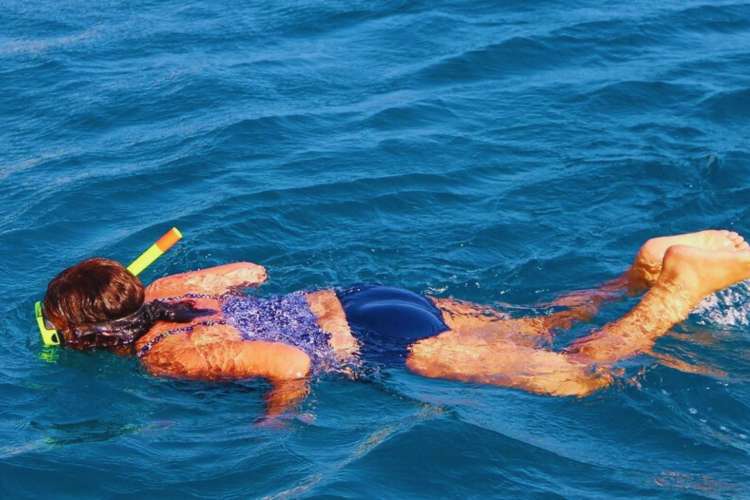 Niña-practicando-snorkel-Denia